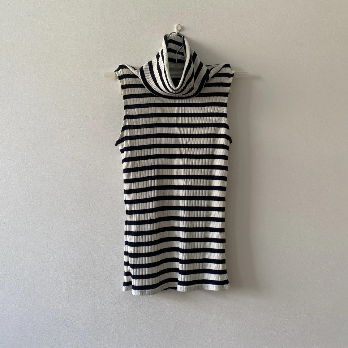 Ärmlös topp med polokrage