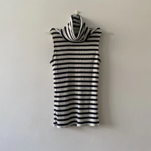 Ärmlös topp med polokrage - Mörkblåa och vita ränder • elegant, modern, flexibel topp ✨ bra stick ✨ Ställ gärna frågor eller för fler bilder! 💕 