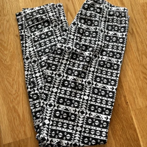Leggings - Mönstrade leggings från CrossBow i strl M. Fint skick. 40kr
