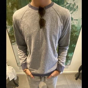 Tröja  - En randig Patagonia tröja i gott skick. Killen i bilden är 186 och har vanligtvis storlek M. Köparen står för fraktkostnader. 