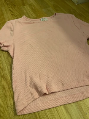 Rosa lite kortare t-shirt - Jätte fin men kommer inte till användning 