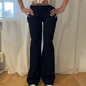 Lågmidjade svarta bootcut kostymbyxor - Så snygga lågmidjade svarta kostymbyxor som är långa i benen! (Jag är 179, men de kan lätt sys upp om man vill då tyget inte är så tjockt)❤️