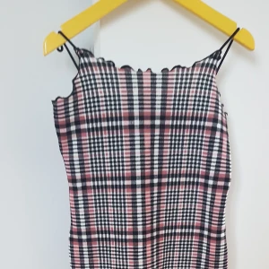 Klänning - En fin sommar klänning. Passar barn 8 till 10 år. Den är ganska ny.