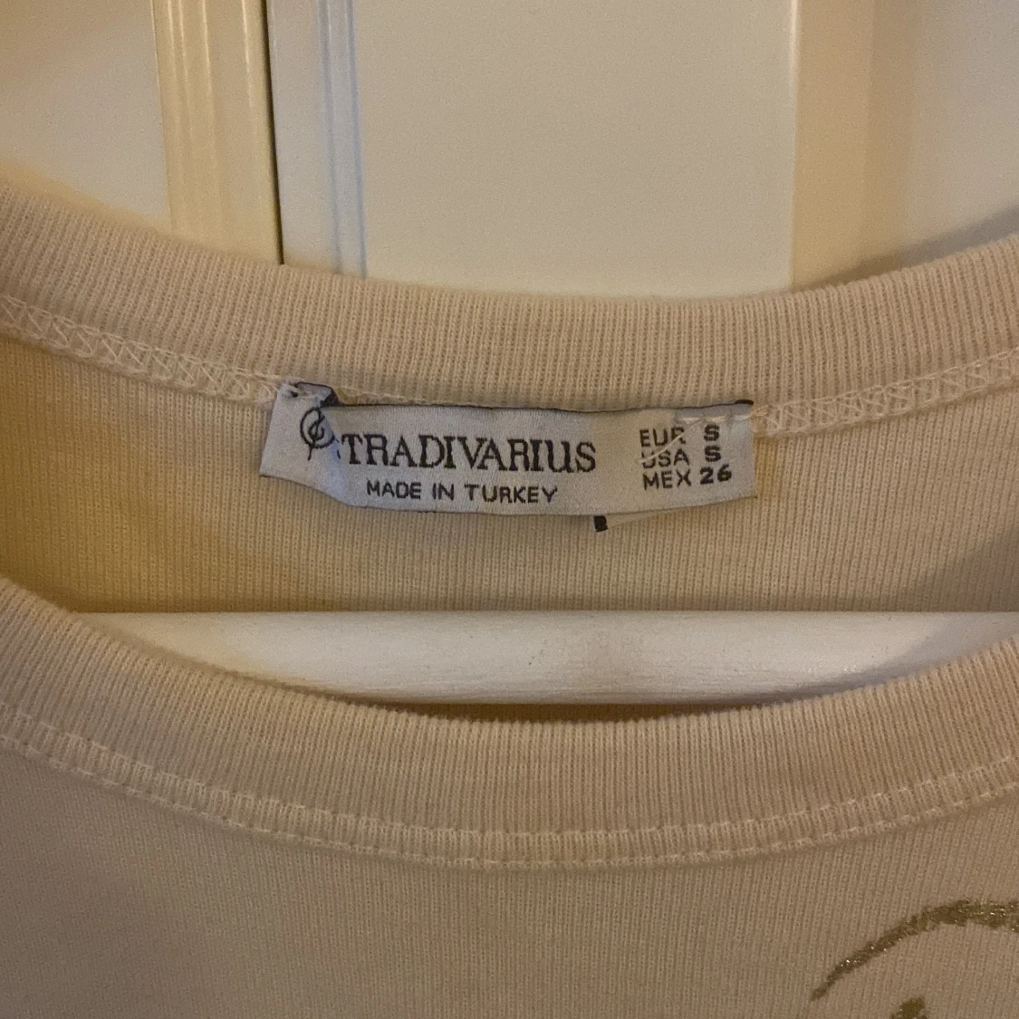  Beige t-shirt med tryck  - 91