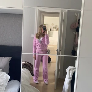 Juicy couture  - Säljer nu mitt älskade juicy sett i rosa💕 Väl använd därav pris. Köpt för 1300, mitt pris kan diskuteras 