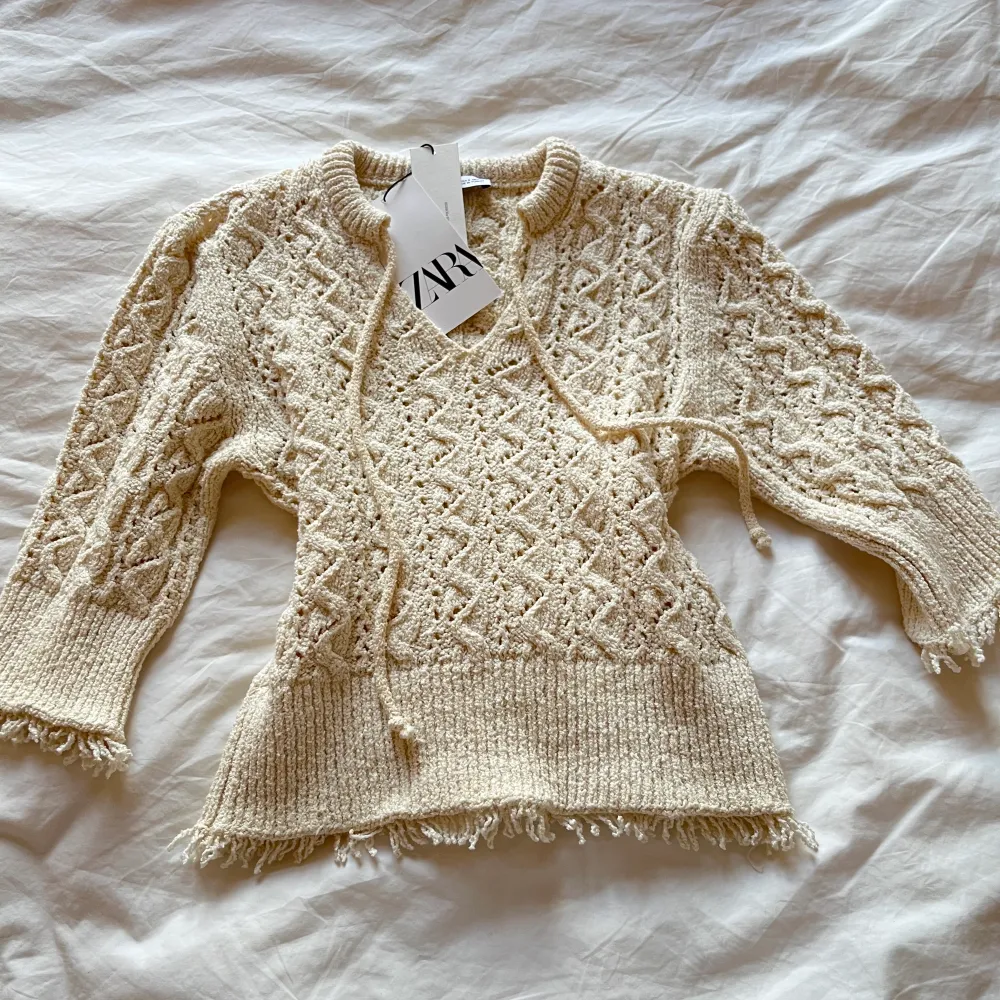 Zara crochet tröja med halvlånga ärmar. Aldrig använd, lappen kvar!. Toppar.