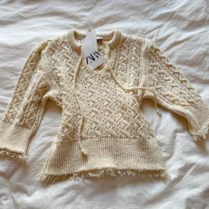 Zara crochet tröja med halvlånga ärmar. Aldrig använd, lappen kvar!