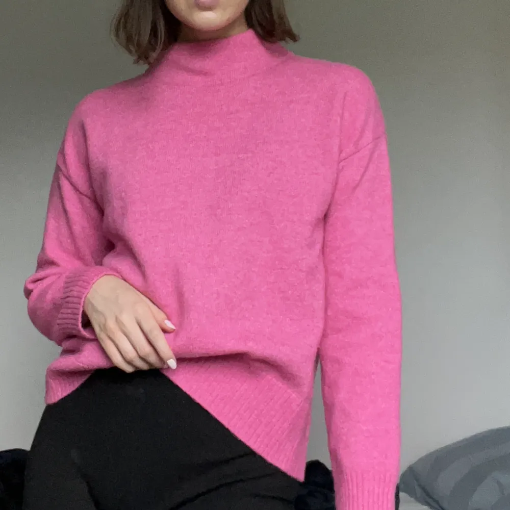 Perfekt rosa stickad tröja till hösten💗jättefint skick och sparsamt använd!. Stickat.