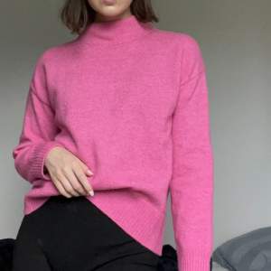 Perfekt rosa stickad tröja till hösten💗jättefint skick och sparsamt använd!