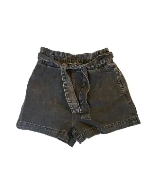 Ett par svarta jeansshorts som bara använts ett par fåtal gånger från Divided💕