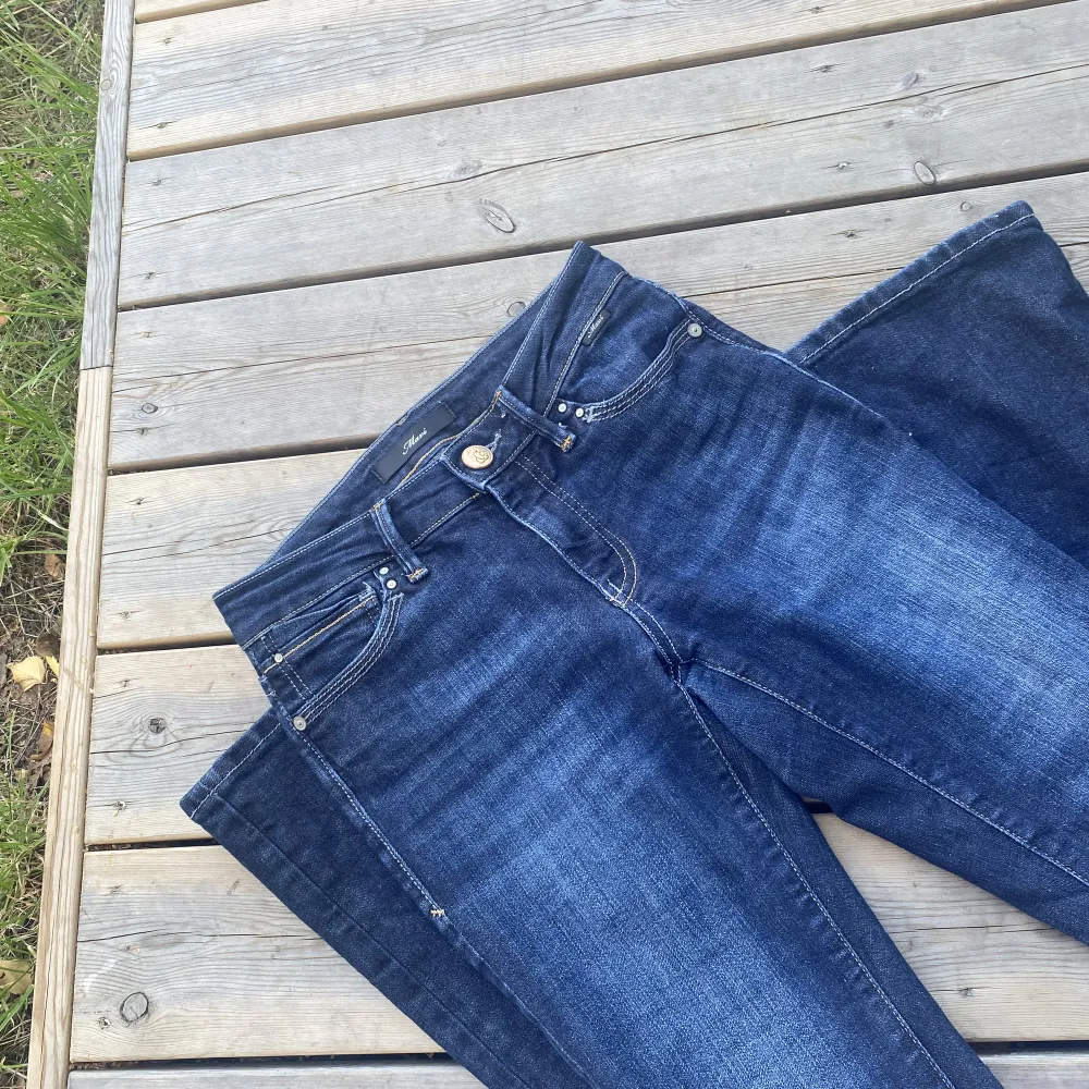 Säljer dessa jättefina bootcut jeans från Mavi, då dem är för små för mig och passa mig när jag var runt 163/164cm. Original pris 629. Jeans & Byxor.