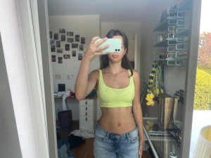 Linne - Croppat neongrönt linne som passar bra för både träning och andra tillställningar😀vid snabb affär kan pris diskuteras:)