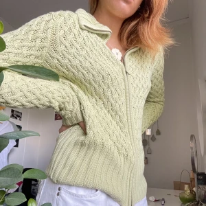 Kofta  - Grön härlig kofta virkad i sånt fint mönster👒