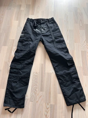 Svarta Corteiz Cargos - Säljes pga de inte passar mig, storlek S Helt ny skick testade 1 gång Kvitto finns ej men påse ingår köpt från 08plugz på ig