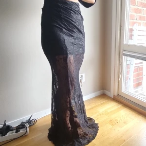 Spetskjol - En svart spetskjol med förstärkt tyg längst upp.