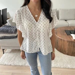 Prickig blus  - Såå fin prickig blus med volang armar 😚🫶🏼