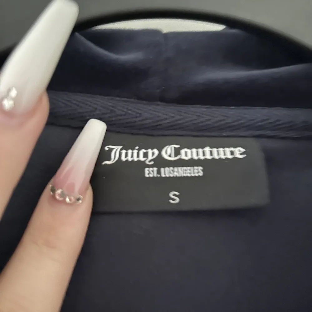 Här säljer jag nu min mörkblåa juicy couture tröja för jag aldrig har använt den, kvitto finns. Hoodies.