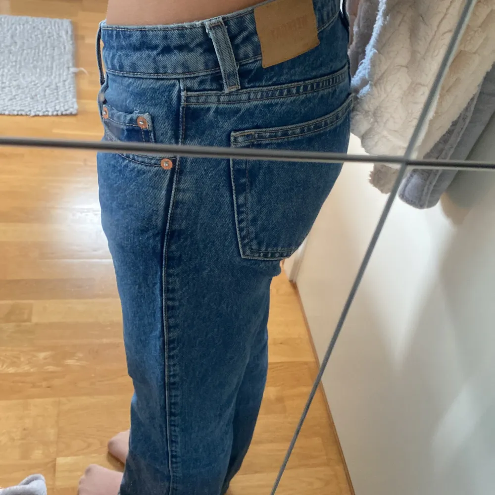 Jeans från weekday som jag säljer då jag har köpt fel storlek och inte hunnit lämna tillbaka. Säljer dessa i två olika längder 24/30 och 24/32!💕. Jeans & Byxor.
