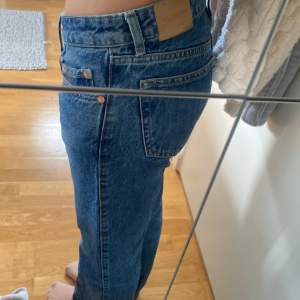 Jeans från weekday som jag säljer då jag har köpt fel storlek och inte hunnit lämna tillbaka. Säljer dessa i två olika längder 24/30 och 24/32!💕