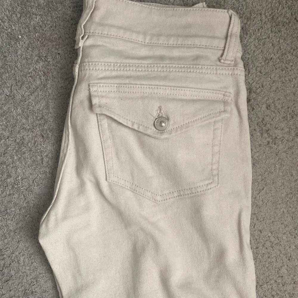 Lågmidjade byxor från hm som inte går att köpa längre, jag köpte fel storlek och därför inte använt dom nått jag har även inte tagit tag i att sälja dom förns nu haha 💗. Jeans & Byxor.
