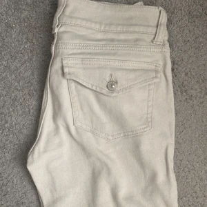 Low waist jeanse - Lågmidjade byxor från hm som inte går att köpa längre, jag köpte fel storlek och därför inte använt dom nått jag har även inte tagit tag i att sälja dom förns nu haha 💗