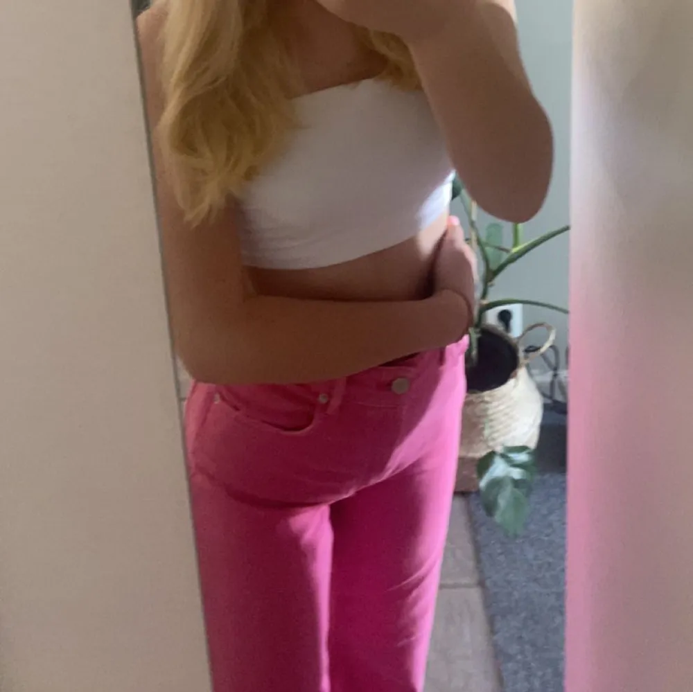 rosa coola jeans från zara i 38 som även passar 36. så fina, speciellt nu när barbie trendar. använda 1 gång, pga att de är för stora för mig.🩷första bilden är lånad. Jeans & Byxor.