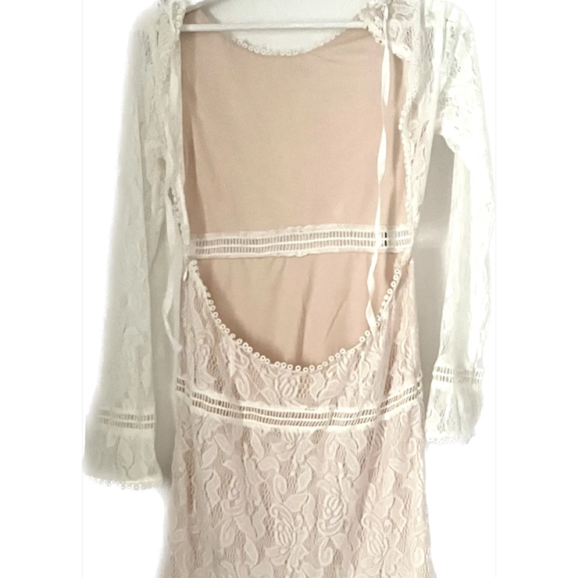 Vit spetsklänning med öppen rygg från bikbok  - 90