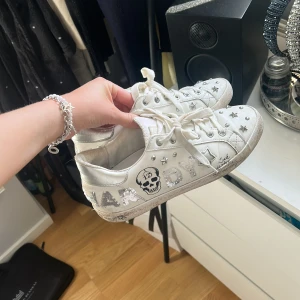 Ed Hardy sneakers  - Super coola sneakers från Ed Hardy köpa på zalando för 1100kr detta året. Dem har lite små defekter men annars i fint skick! Storlek 39💗