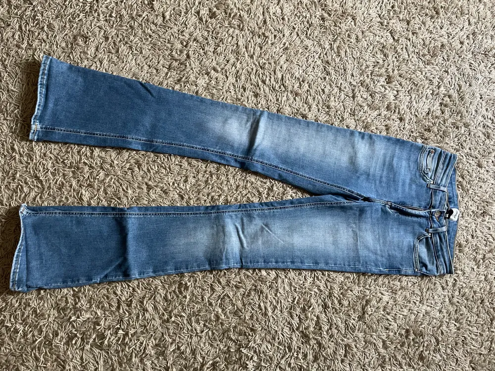 Snygga lågmidjade jeans från only Passar mig perfekt som är 177 och har storlek 40 i byxor. Jeans & Byxor.
