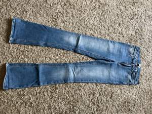 Snygga lågmidjade jeans från only Passar mig perfekt som är 177 och har storlek 40 i byxor