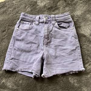 Dem här lila shortsen är gjorda av jeans tyg, de är väldigt högmidjade och har både bakfickor och framfickor. 💜🪩
