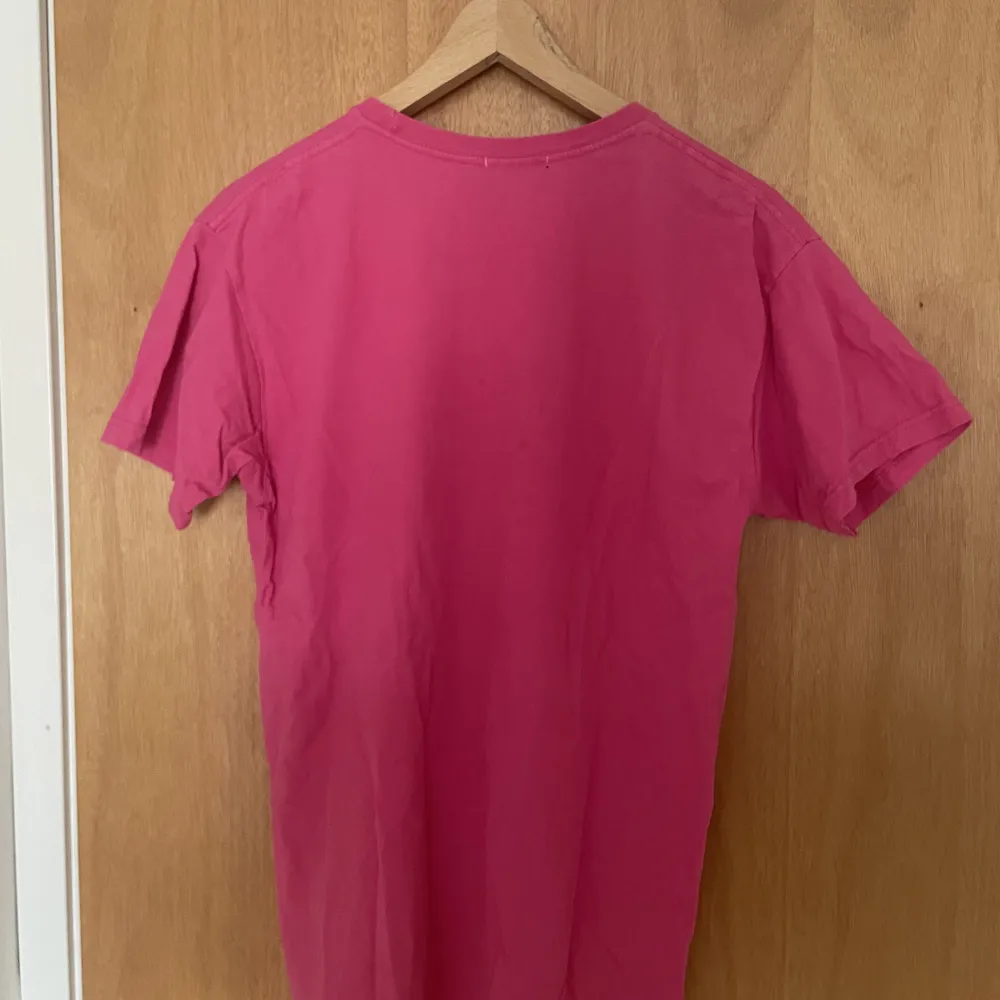 Snygg rosa t-shirt med tryck från ASOS i storlek M Trycket på tröjan är lite slitet, men annars är den inget fel på den. T-shirts.