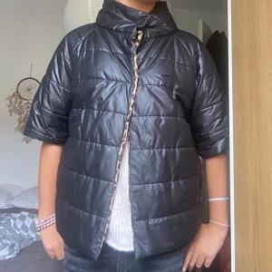 Vändbar jacka! - Säljer denna uuuur och asaaas snygga vändbara jackan! Köptes för 500 på sellpy! Märket är vintage så man kan inte köpa från den längre! ❤️❤️det stog att den var från 2000-talet 