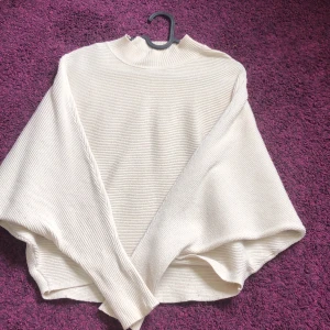 Ribbad tröja - Vit/beige ribbad tröja! Superskön. Säljer pga för stor för mig 🩵