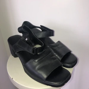 Svarta klackskor - Svarta klackskor i storlek 39. Små slitage i sulan🖤