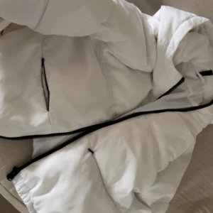 Vit fluffig jacka - Fluffig jacka från h&m  Kritvit Strl s/m  Skriv för prisförslag💕