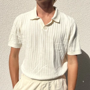 Pikétröja - Superfin krämvit ribbad pikétröja från H&M! Inga defekter, knappt använd. Storlek M. Kontakta mig för fler bilder!