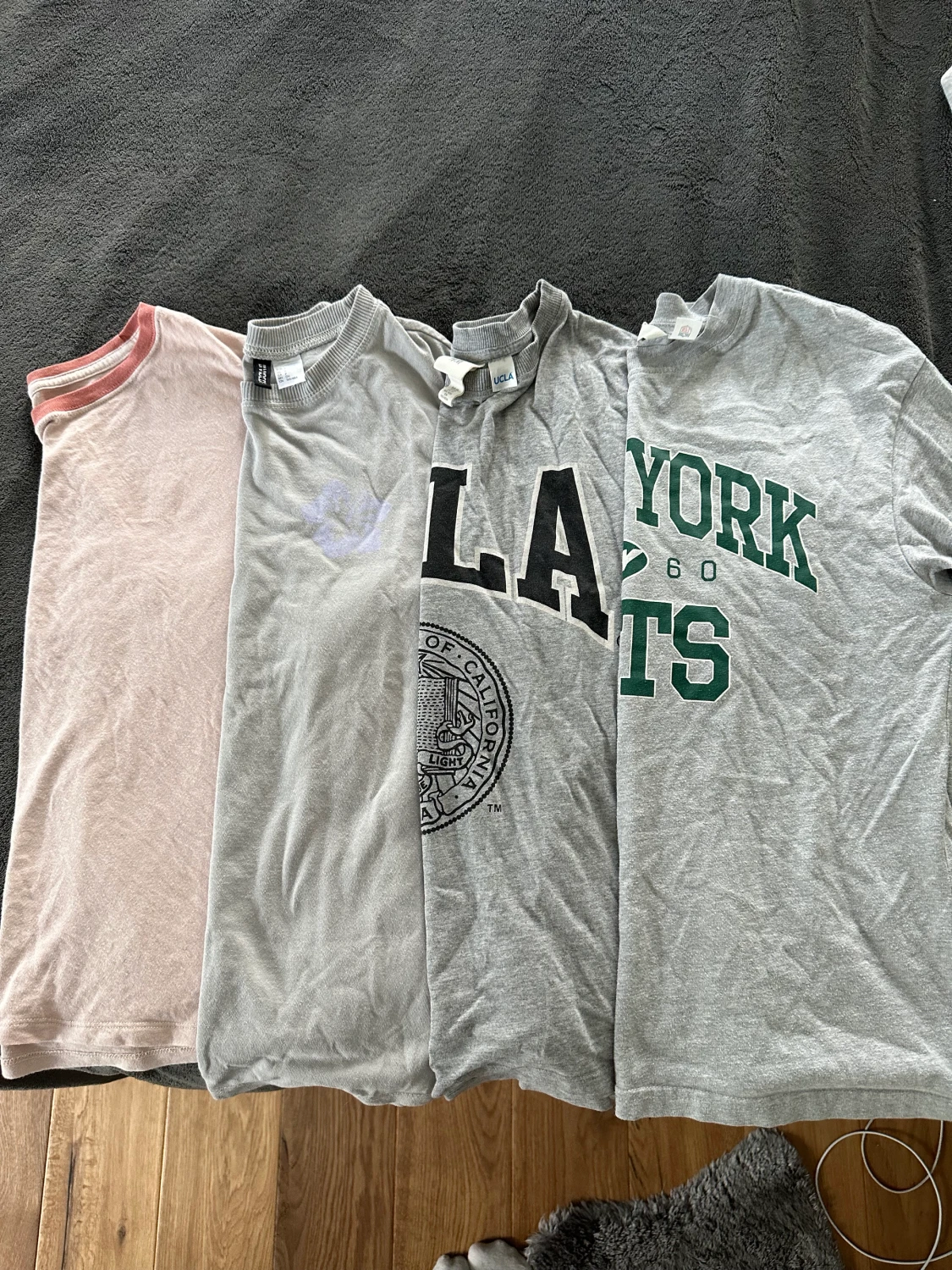 4 t-shirts. 3 x H&M 1 rosa American Eagle