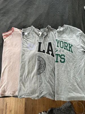 4 t-shirts. 3 x H&M 1 rosa American Eagle - T-shirts i bra skick.. USLA och NY Jets i stl XS, rosa från American Eagle i stl S och grå med print i stl S. 