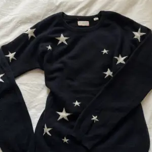 Marinblå tröja med stjärnor från chinti and parker. Använd mycket men ändå gott skick, endast lite luddig. 