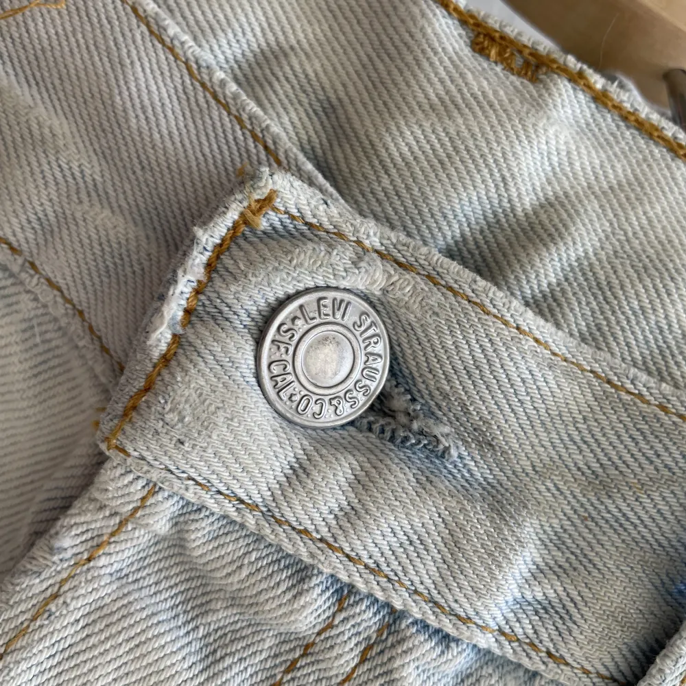 Blekta Levis Jeans modell 501 W34 L32 som är lite slitna med hål där fram och ett där bak vid ena fickan. Passar bra och är bra byxor om man vill ha hål på knäna. Jeans & Byxor.