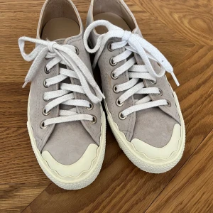 Chloe skor - Grå/beige/rosa Chloé skor i mocka. Gott skick och knappt använda.