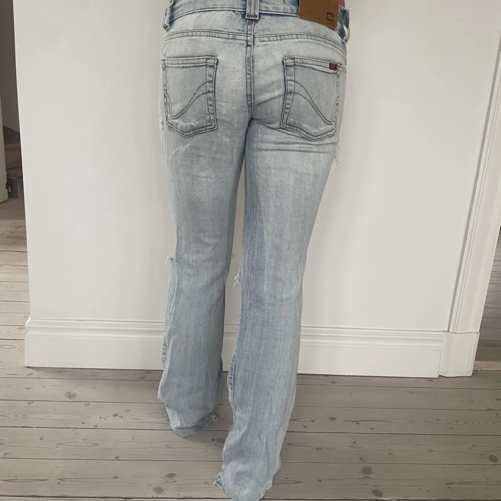 Snygga lågmidjade jeans som är vintage från only! Midjemått tvärs över:35 cm(stretchiga) Innerbenslängd:74 cm. Jeans & Byxor.