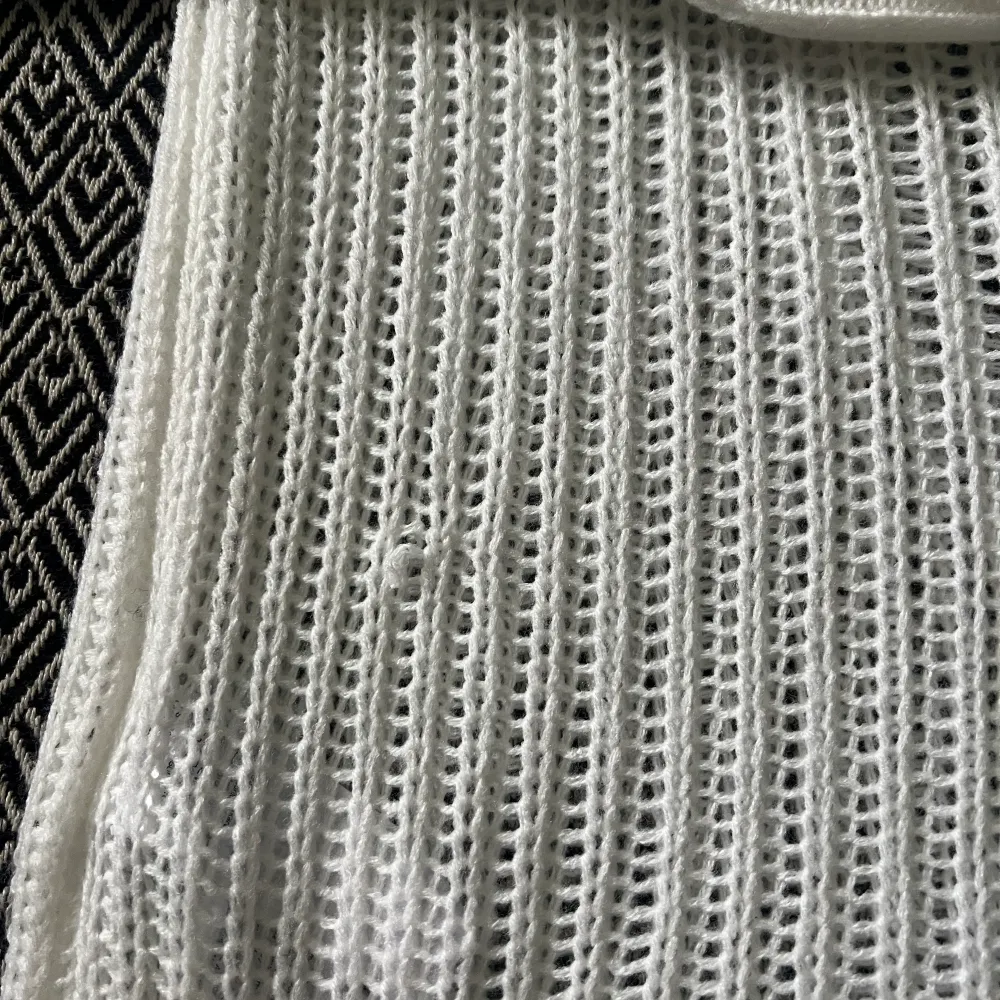 Så snygg stickad tröja med vida ärmar och ett slit på ena sidan, en liten slitning finns på tröjan (bild 3) aldrig använd💗. Tröjor & Koftor.