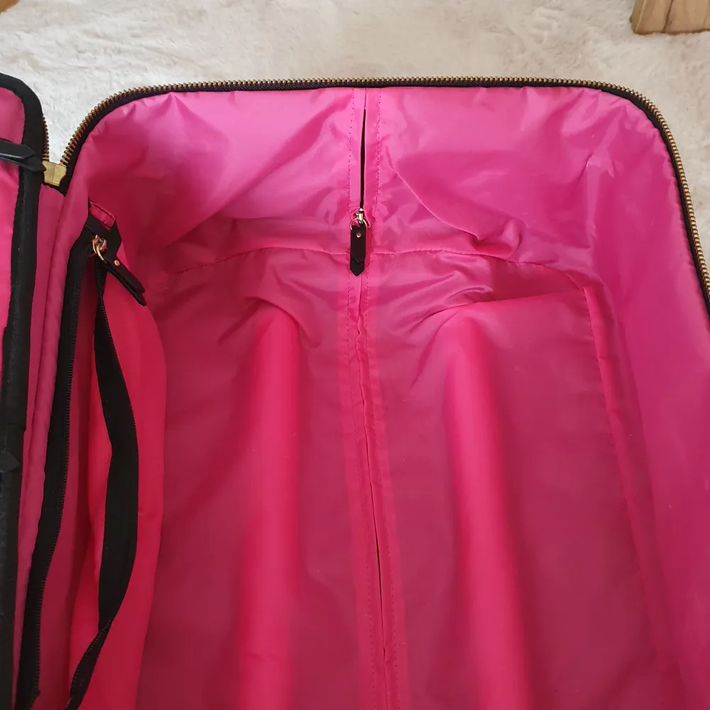 Äkta victoria secret väska! Med rosa färg inuti. Så fin ! Ordpris 3000:- . Övrigt.