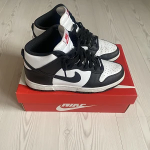 Nike dunk panda high - Nike dunk panda high i mycket bra skick! Knappt använda och säljs därför. Storlek 43.