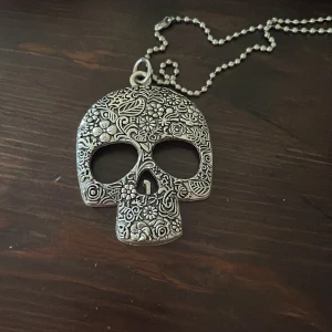 Halsband nytt - Nytt nickelfritt halsband 6.5 cm stort med en lång kulkedja 