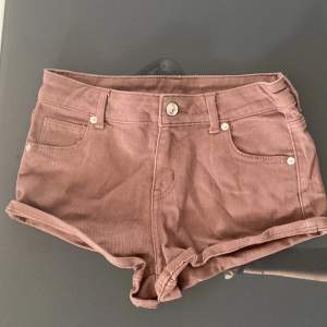 Jättesöta bruna Lågmidjade shorts i storlek 32  Aldrig använd, bara testad. Från H&M där den köptes på rea (därav det låga priset) säljer då dom inte kommer till användning