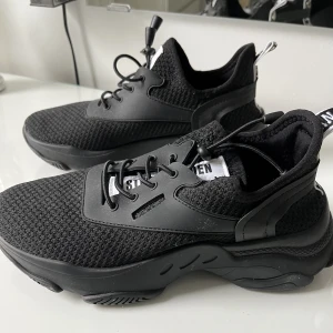 Svarta Steve Madden skor - Säljer dessa snygga Steve Madden skorna! Strl 38, knappt använda så MYCKET fint skick!  Nypris: 1000kr  Mitt pris 499kr   Köparen står för frakt💗