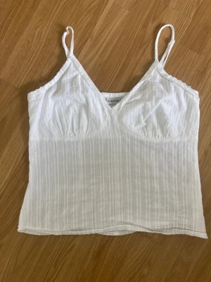 söt topp! - Jättegulligt linne! Köpt second hand, men för stort på mig, ingen lapp med storlek kvar, men uppskattar l/xl 🫶🏻